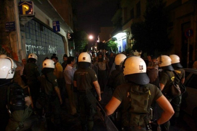 Μέλη της Χρυσής Αυγής κατευθύνονται στο Χυτήριο