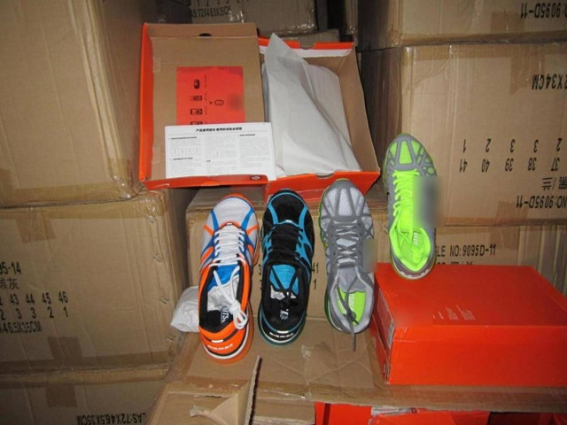 Πάνω από 30.000 ζευγάρια «μαϊμού» παπούτσια στην αποθήκη στο Κέντρο