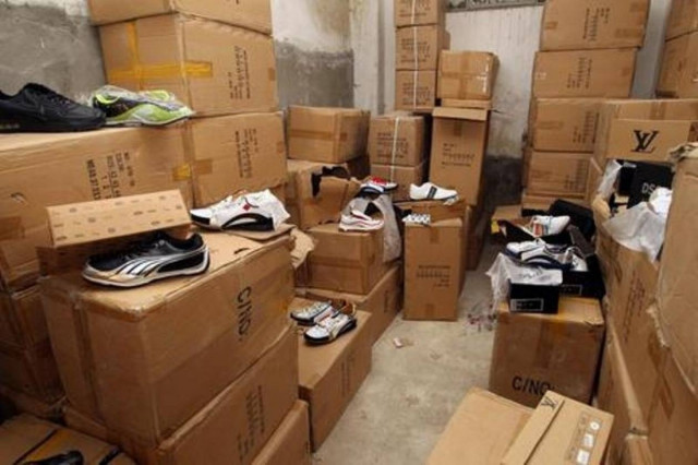 Αποθήκη με «μαϊμού» προϊόντα  στην οδό Ευριπίδου