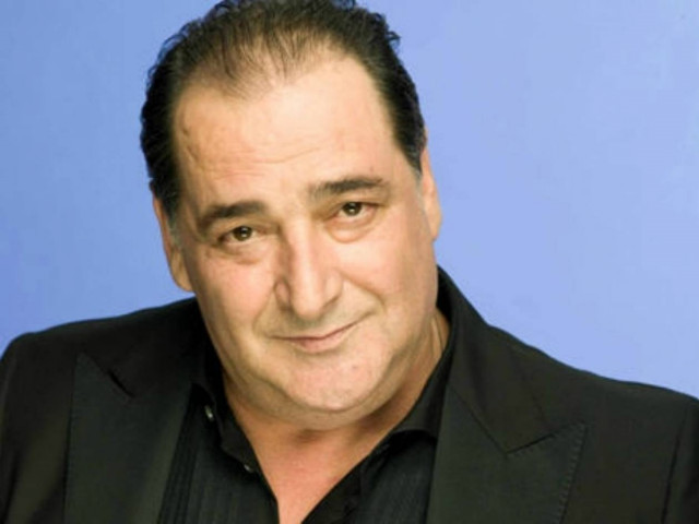 Βασίλης Καρράς: Διαψεύδει ότι έπεσε θύμα ξυλοδαρμού στη Γερμανία