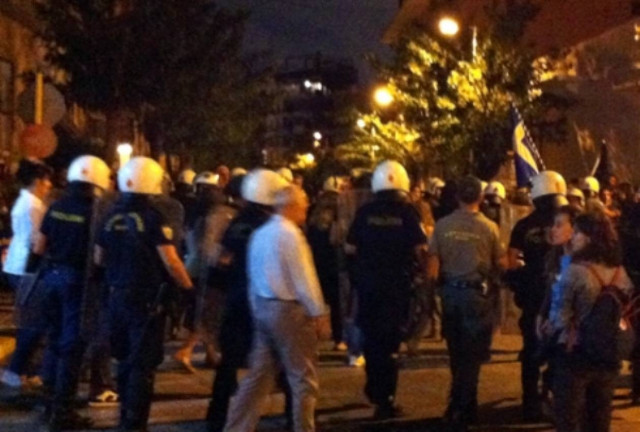 Προσαγωγές ατόμων έξω από το θέατρο «Χυτήριο»