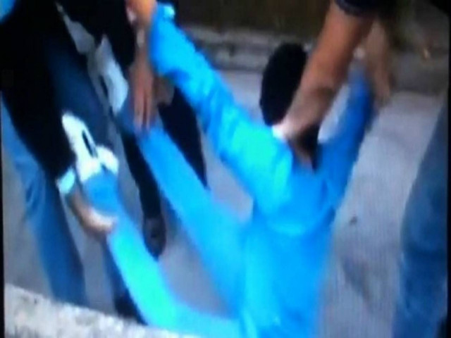 Βίντεο-σοκ: Αστυνομικοί σέρνουν στο δρόμο ανήλικο