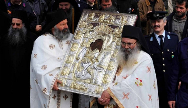 Μεγαλειώδης υποδοχή του «Άξιον Εστί» στη Θεσσαλονίκη