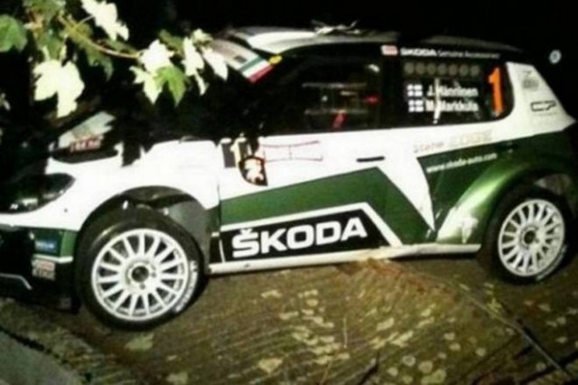 Αυτοκίνητο σε αγώνα ράλι προσγειώθηκε σε σκεπή! (video)