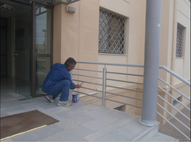 30 εκατομμύρια ευρώ για να βάψουν τους τοίχους του ΙΚΑ!