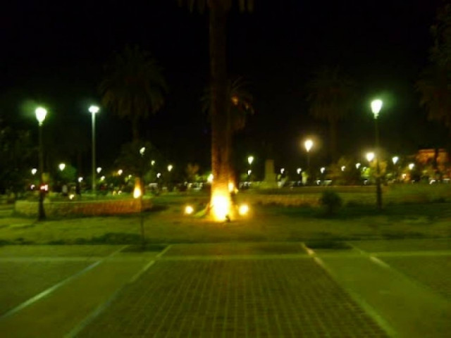 Ηλικιωμένη σε κατάσταση αμόκ απειλούσε παιδιά με μαχαίρι!