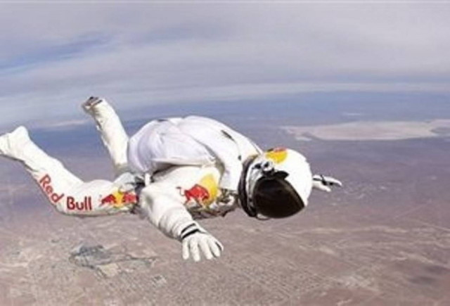 Η ελεύθερη πτώση που έσπασε όλα τα ρεκόρ (video)