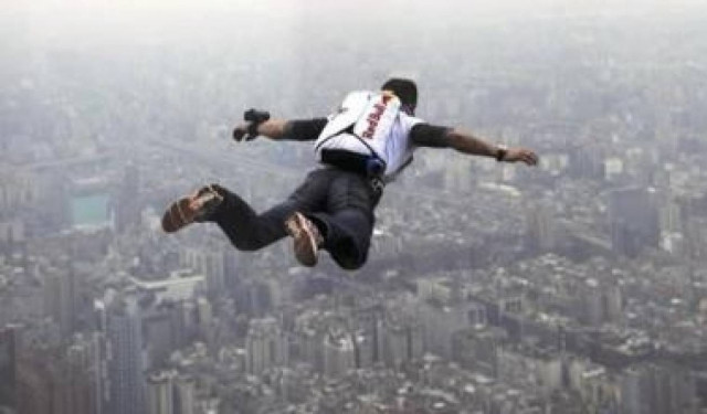 Θα πραγματοποιήσει ελεύθερη πτώση από ύψος 37 χιλιομέτρων από τη Γη!