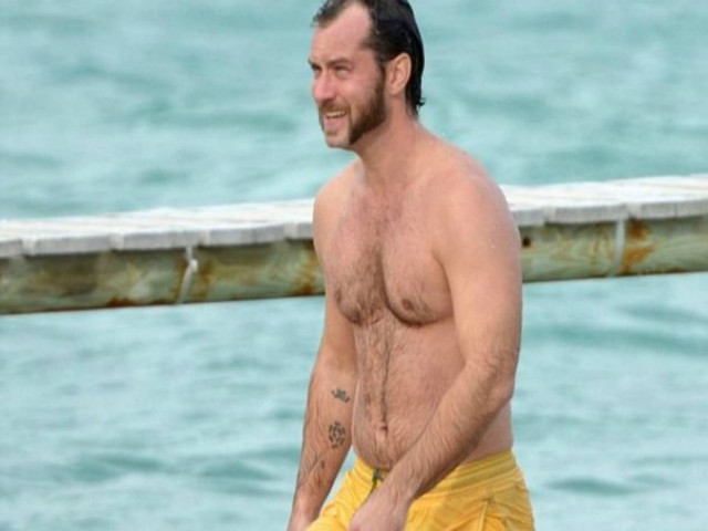 Τζουντ Λο: Στην παραλία με λίγα κιλά παραπάνω