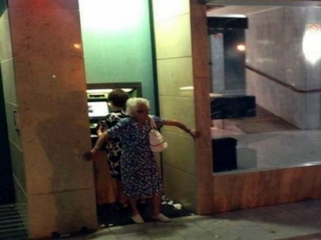 Χαμός στο Facebook: Οι γιαγιάδες στο ATM