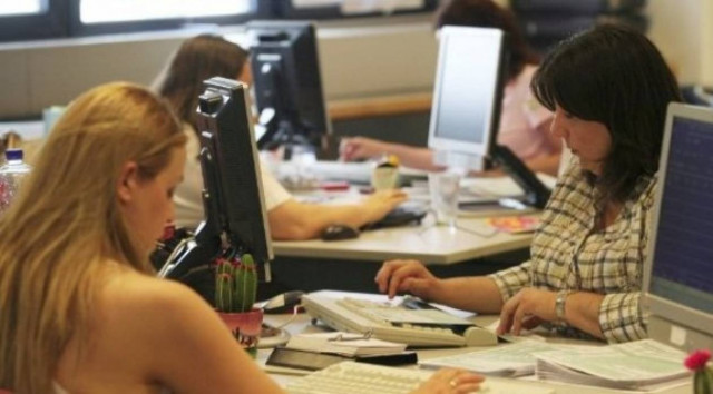 «Σαφές πολιτικό μήνυμα» ζητά η Τρόικα για τους δημοσίους υπαλλήλους