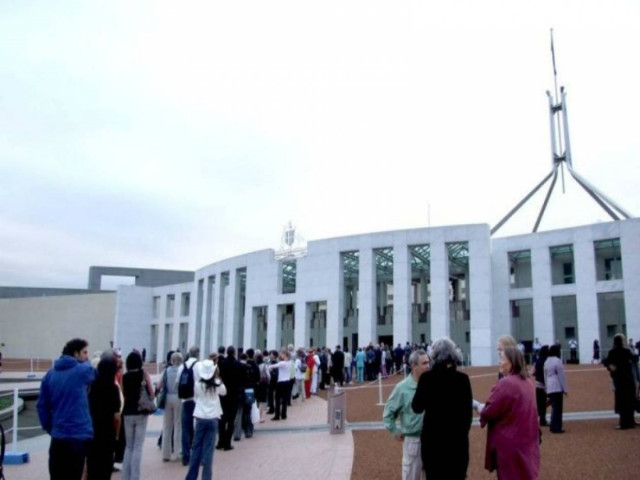 Το Κοινοβούλιο πέφτει... Στην κυριολεξία!