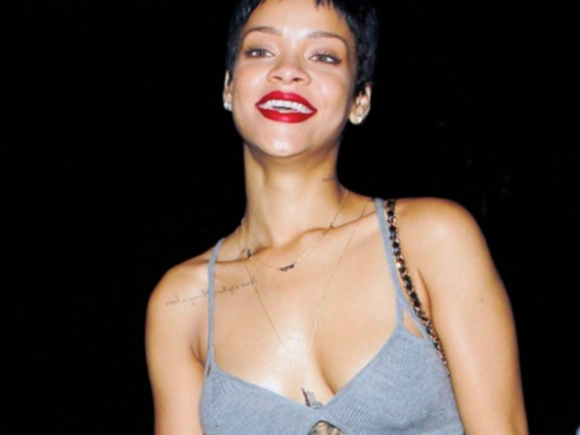 Η Rihanna δεν αντέχει τα... σουτιέν! (pics)
