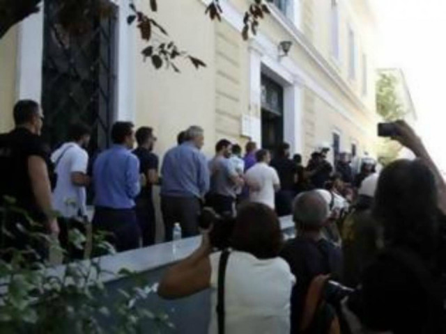 Έβαλε περούκα για να σκοτώσει τον δολοφόνο του γιου της