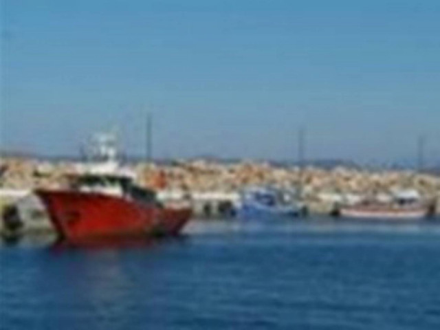 Τουριστικό σκάφος προσέκρουσε σε βράχο