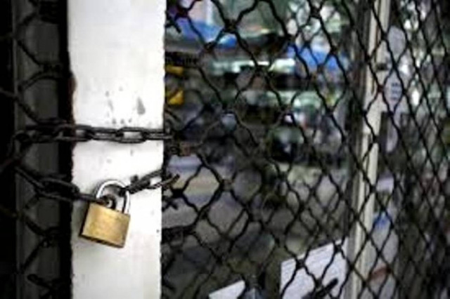 ΓΣΕΒΕΕ: Έκλεισαν 100.000 επιχειρήσεις και απολύθηκαν 500.000 άνθρωποι