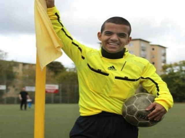 Διαιτητής πιο κοντός και από... το σημαιάκι του κόρνερ!