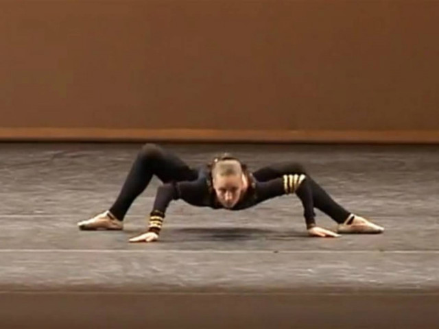 Βίντεο: Μια πραγματική γυναίκα αράχνη!