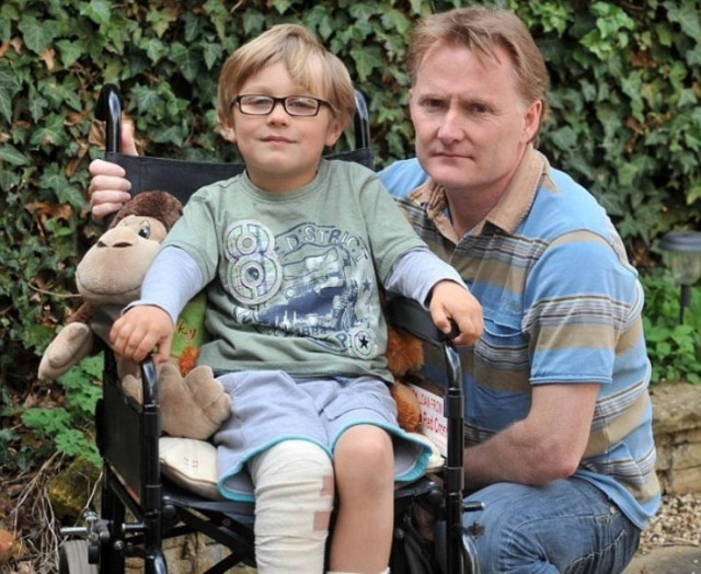 Πεντάχρονος γλύτωσε σαν από θαύμα από τις ρόδες τρακτέρ!