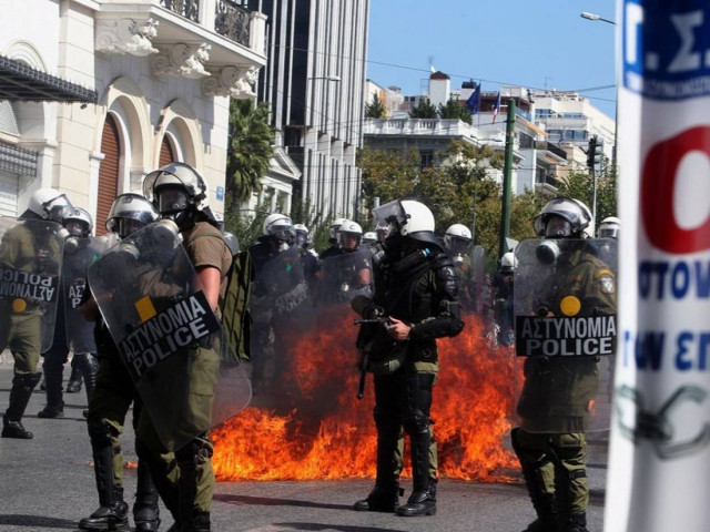 Μολότοφ και χημικά στο Σύνταγμα