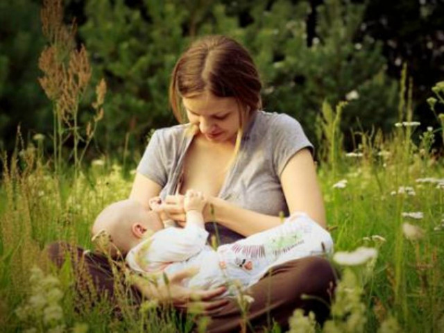 Μαμάδες πουλάνε μητρικό γάλα... στο facebook