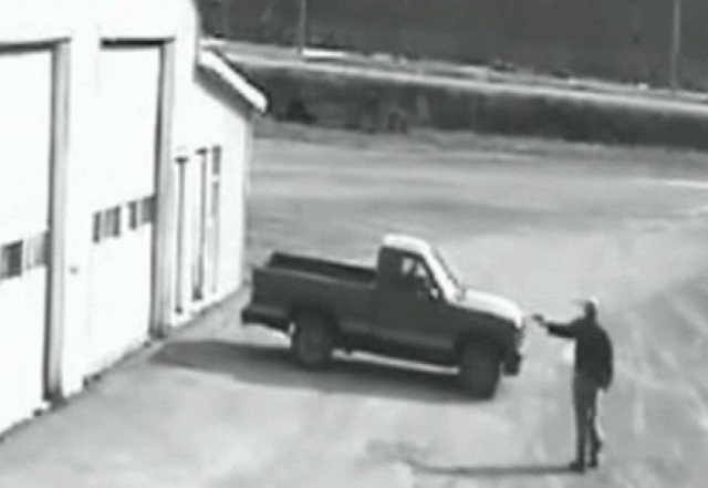 Bίντεο: Κλέφτης οχημάτων που... δεν ξέρει να οδηγεί