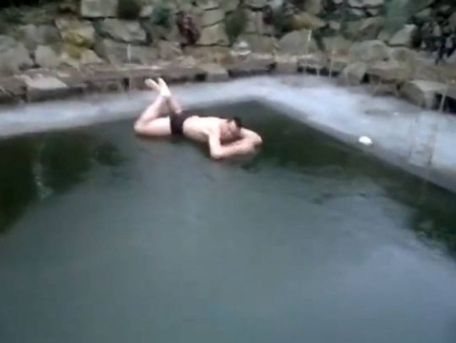 Βίντεο: Βουτιά σε παγωμένη πισίνα