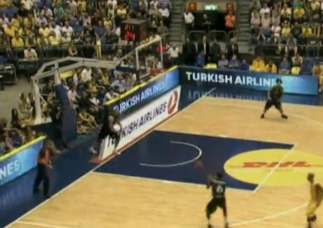 Βίντεο: Δείτε τι καλάθι έβαλε ο τύπος!