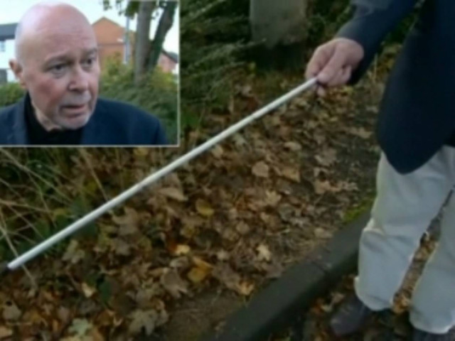 Αστυνομικοί ακινητοποίησαν τυφλό επειδή νόμιζαν ότι κρατούσε σπαθί