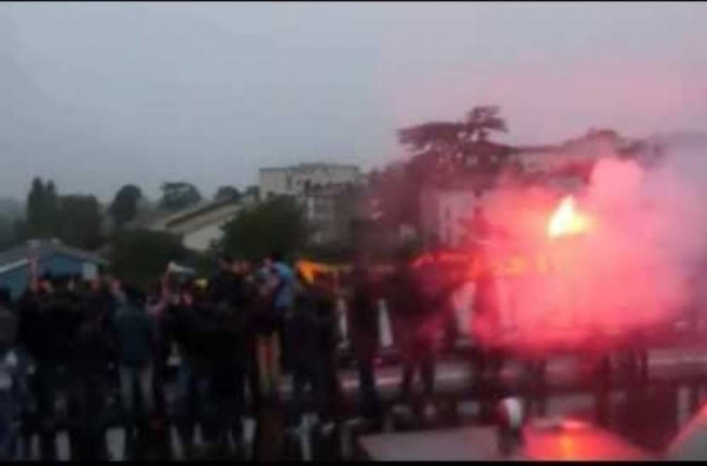 Ακροδεξιοί διαδηλωτές κατέλαβαν μουσουλμανικό τέμενος