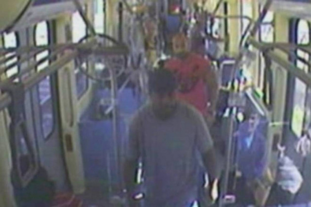 Ακινητοποίησε τρομοκράτη με λαβή… κατς (video)