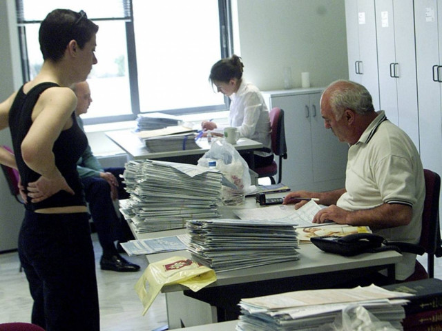 Δημόσιοι υπάλληλοι: Έρχονται οι πρώτες αποχωρήσεις