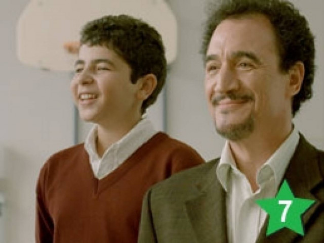 Βραβευμένος δάσκαλος αντιμέτωπος με τις Ανώμαλες Λεσβίες με Καλάσνικοφ