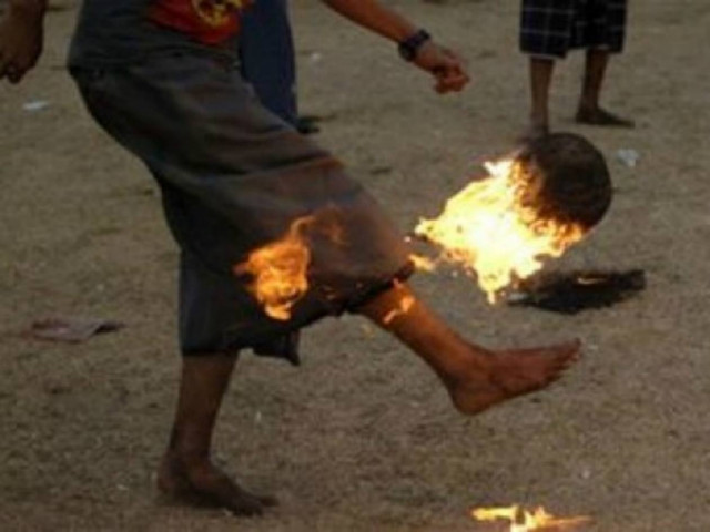 Απίστευτο βίντεο: Παίζουν ποδόσφαιρο με φλεγόμενη μπάλα