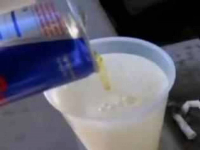 Tι θα συμβεί στο στομάχι σας αν πιείτε Red Bull ενώ πριν ήπιατε γάλα