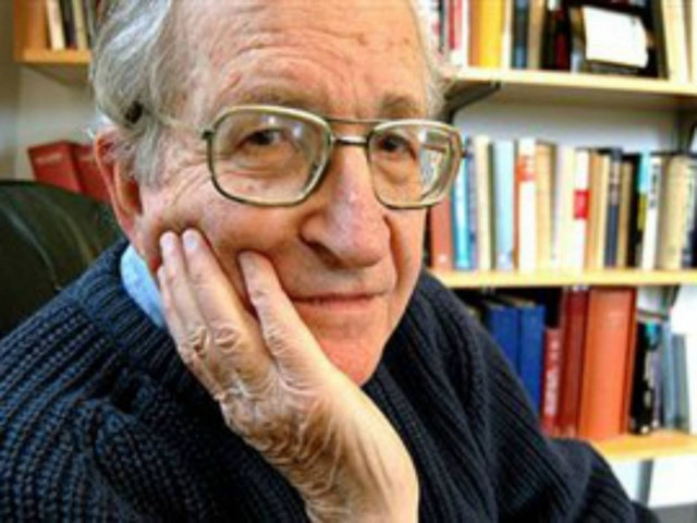 Τσόμσκι προς Ε.Ε. και τρόικα: «Σταματήστε να καταστρέφετε την Ελλάδα!»