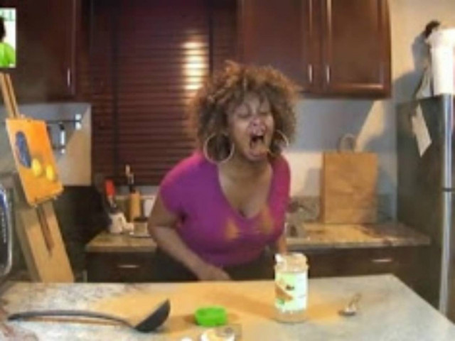 Δείτε τι έπαθε όταν προσπάθησε να καταπιεί ένα κουτάλι κανέλα!