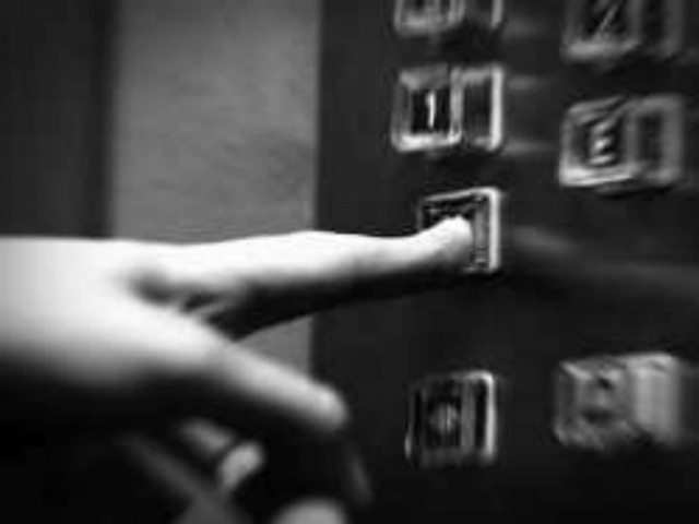 Επιτέθηκαν σε ηλικιωμένη μέσα στο ασανσέρ