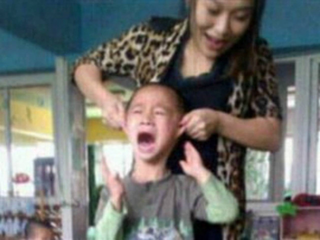 ΣΟΚΑΡΙΣΤΙΚΕΣ ΕΙΚΟΝΕΣ: Δασκάλα σηκώνει μαθητή στον αέρα από τα αυτιά!