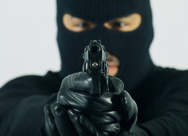 Κουκουλοφόροι έστησαν ενέδρα και λήστεψαν νεαρό στην Κύμη