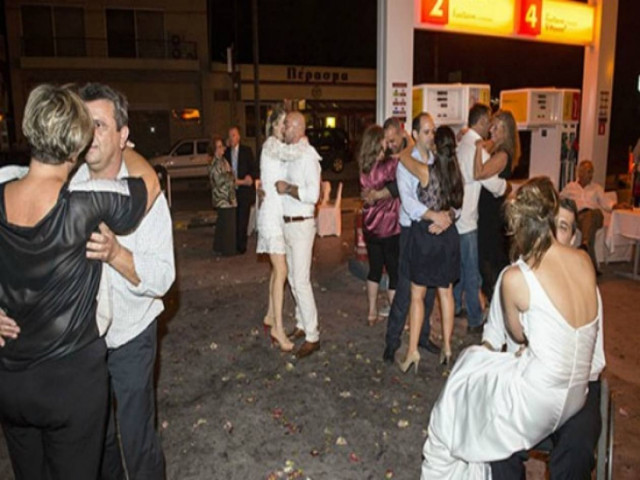 Απίστευτο και όμως ελληνικό: Γαμήλιο γλέντι σε... βενζινάδικο! (pics)