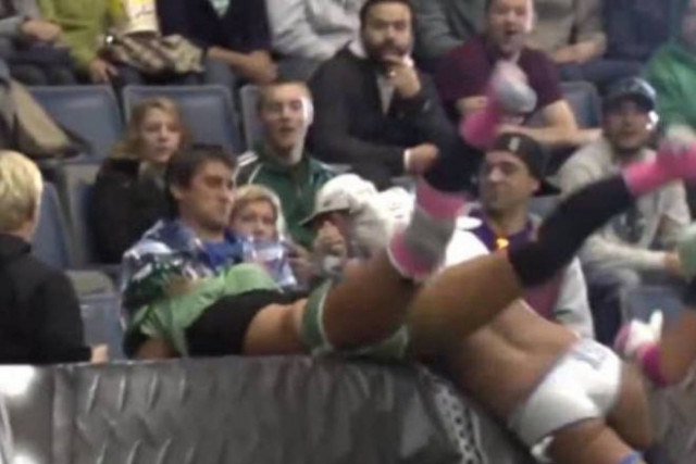 LFL: Βούτηξε στις κερκίδες. Με τα εσώρουχα! (video)