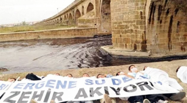 Zaman: «Το δηλητήριο του ποταμού Εργίνη εξαπλώνεται»