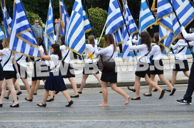 Η ξυπόλητη σημαιοφόρος!