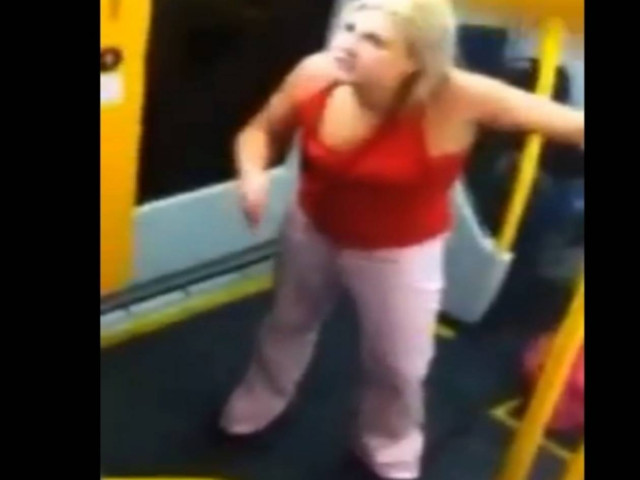 Βίντεο: Γυναίκα φτύνει και βρίζει συνεπιβάτες της στο τρένο