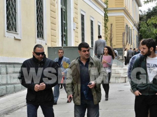 ΤΩΡΑ: Στο αυτόφωρο ο Κώστας Βαξεβάνης (ΦΩΤΟ)