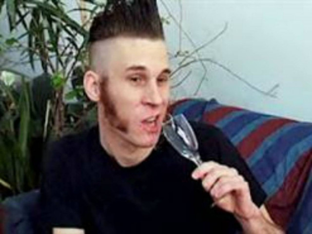 Σοκαριστικό βίντεο: O άνθρωπος που τρώει ΓΥΑΛΙ!