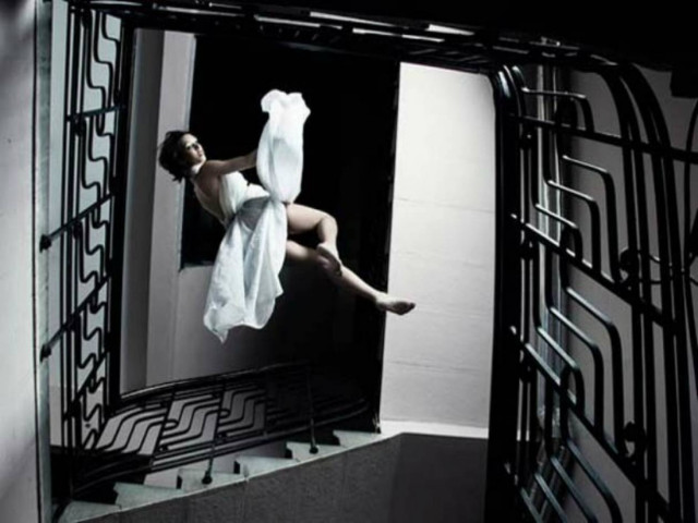 Απίστευτες εικόνες: Γυναίκες που αψηφούν τη βαρύτητα