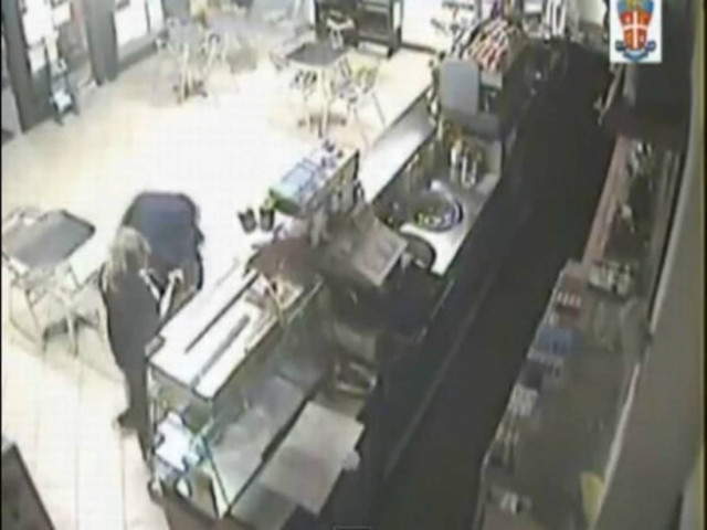 Απίστευτο βίντεο: Γυναίκα έπιασε τον ληστή και τον έσπασε στο ξύλο