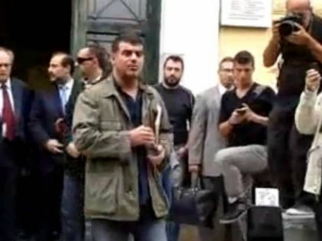 Βίντεο: Καταχειροκροτήθηκε ο Κώστας Βαξεβάνης στα δικαστήρια